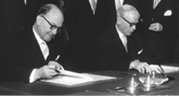Foto der Unterzeichnung des Staatsvertrags zur Gründung des DESY