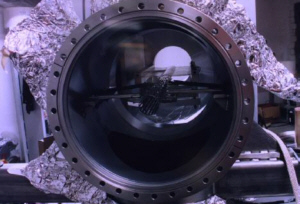 Blick ins Innere des Metallgehäuses, in dem sich bei Betrieb das Gastarget befindet