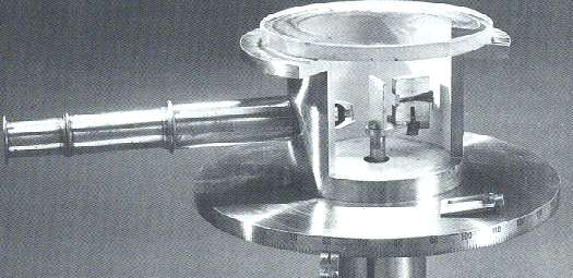 Die Originalapparatur Rutherfords mit Mikroskop ('Stab' nach links)